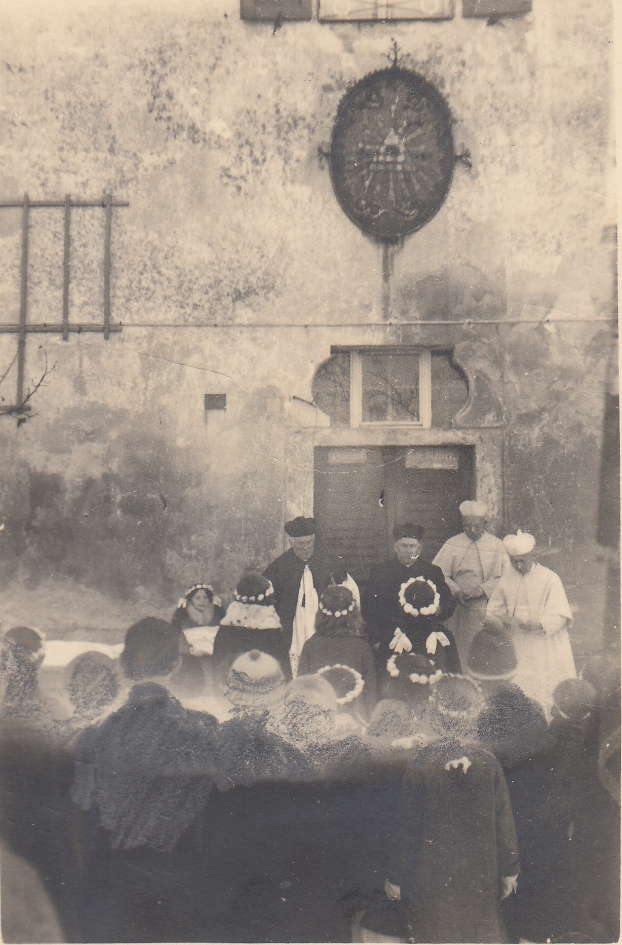 Mein Uronkel Pfarrer Georg Straßer der um 1939 im Kloster Windberg wirkte. Das Weihwasser wurde ebendort abgefüllt.